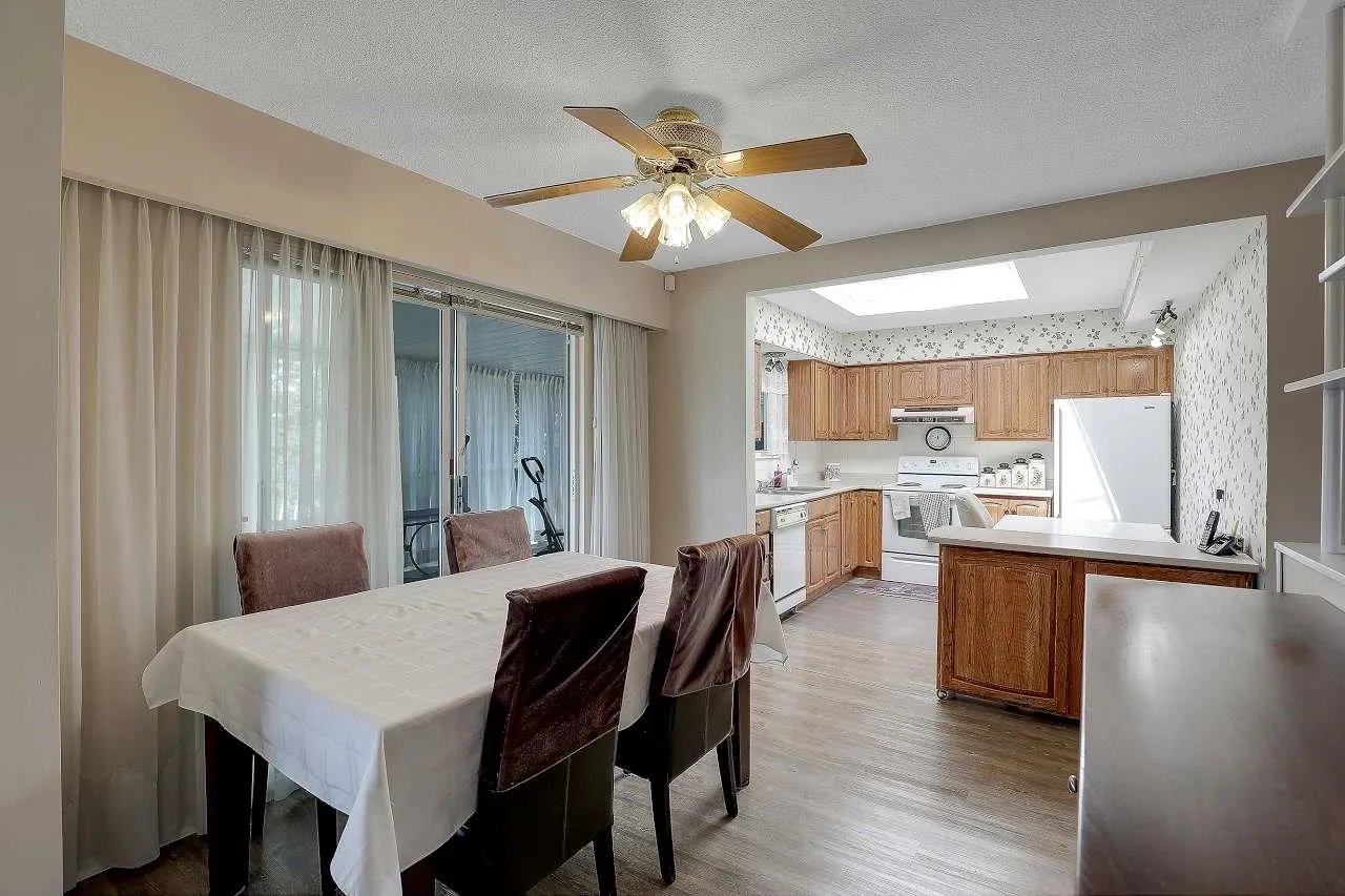 6407 Lougheed Highway