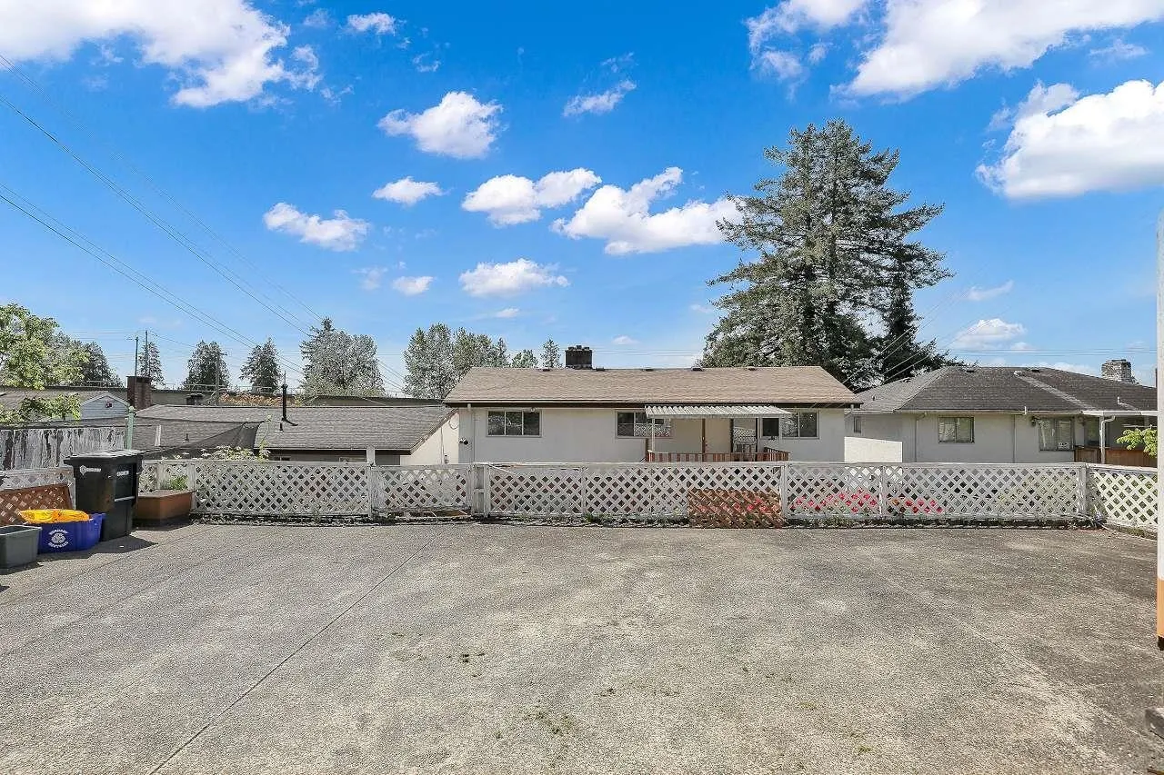 6407 Lougheed Highway