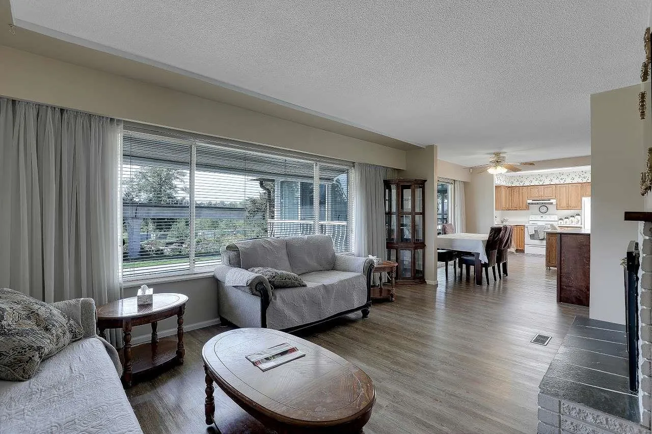 6407 Lougheed Highway