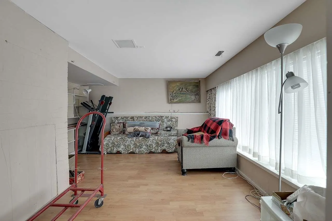 6407 Lougheed Highway