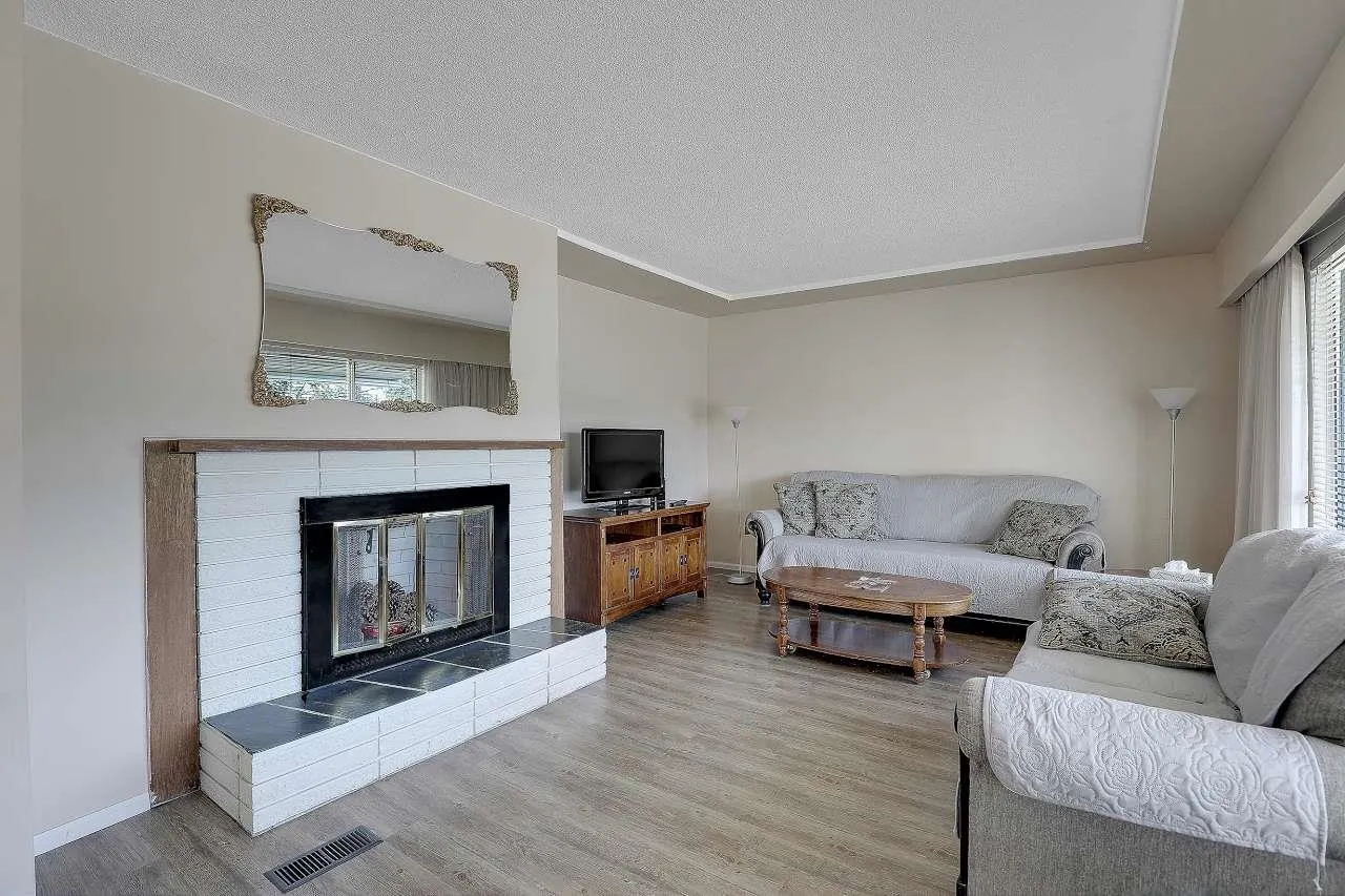 6407 Lougheed Highway