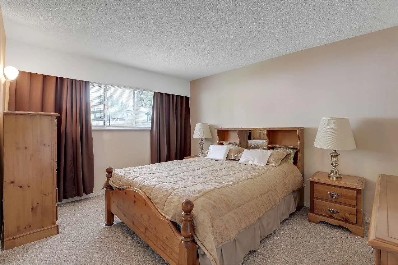 6407 Lougheed Highway