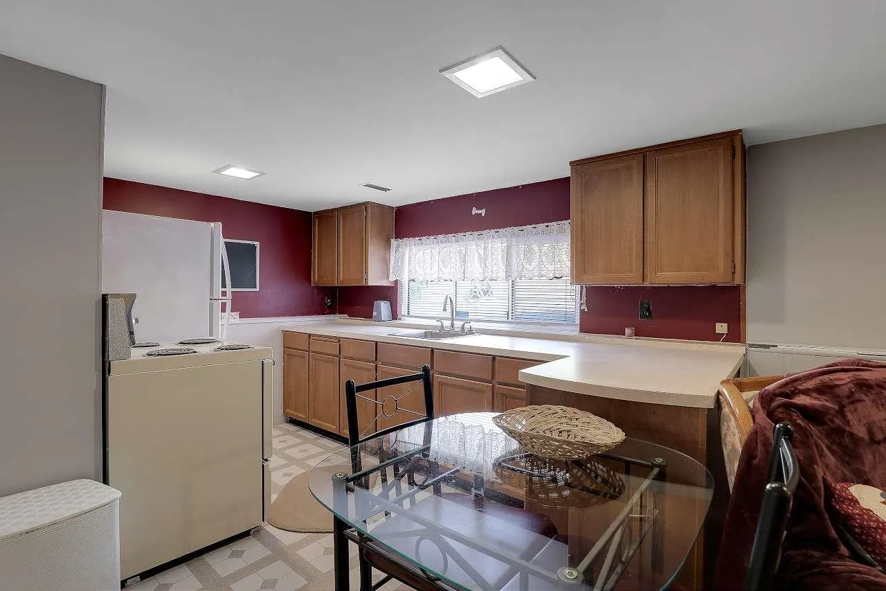 6407 Lougheed Highway