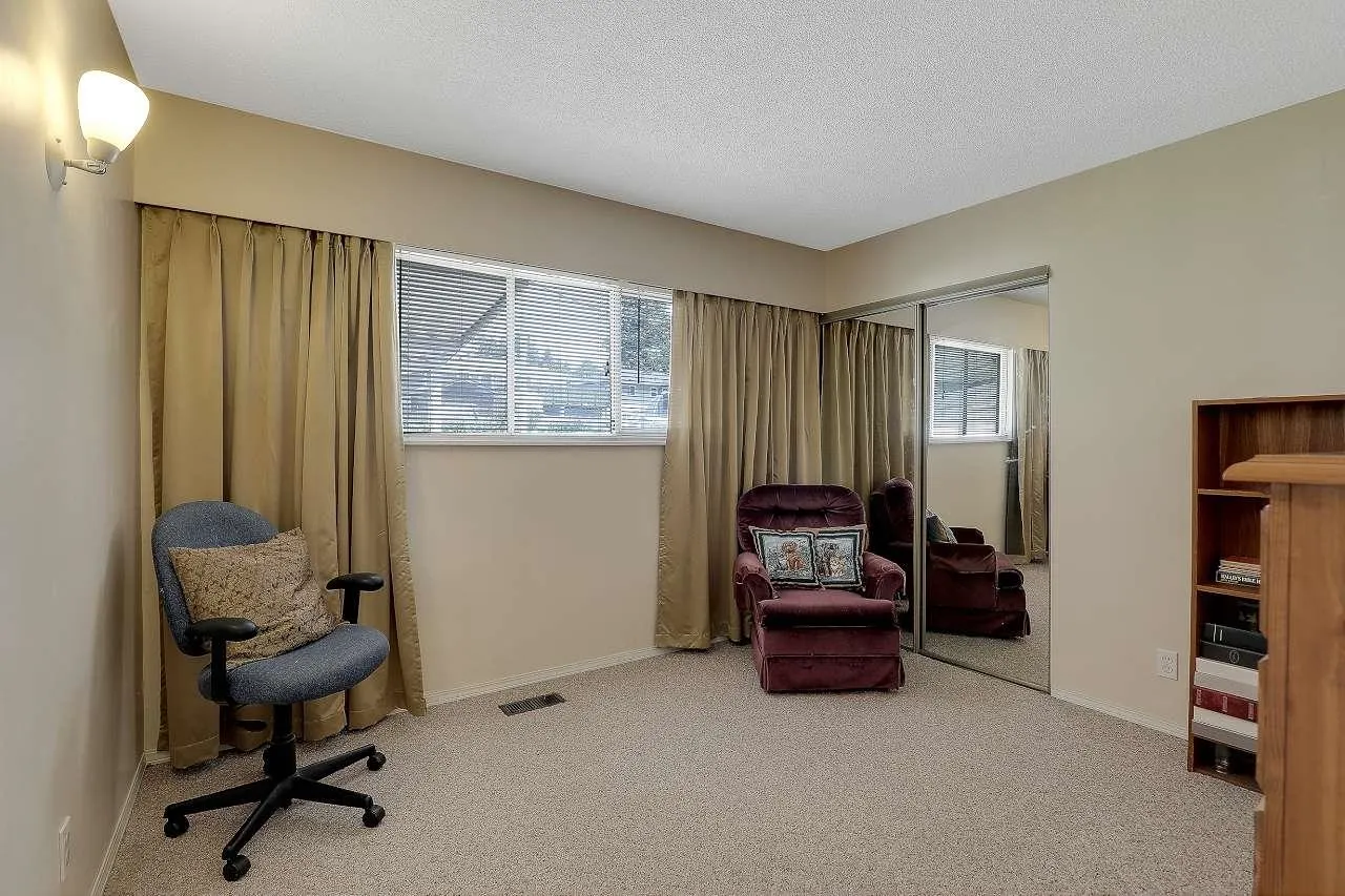 6407 Lougheed Highway