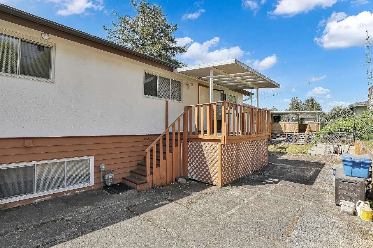 6407 Lougheed Highway