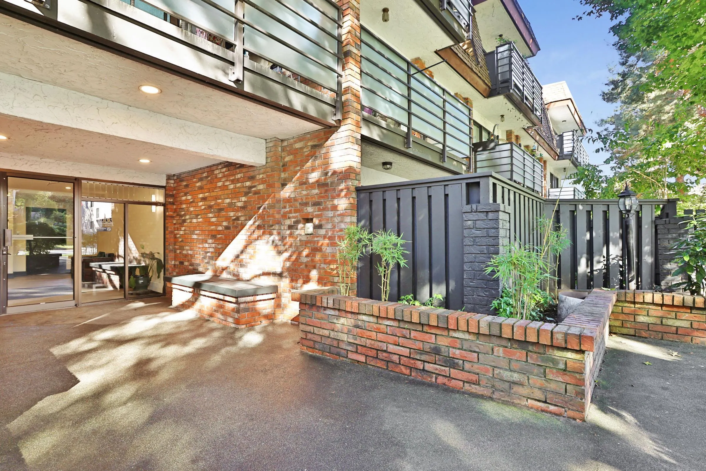 101 1933 W 5th Avenue