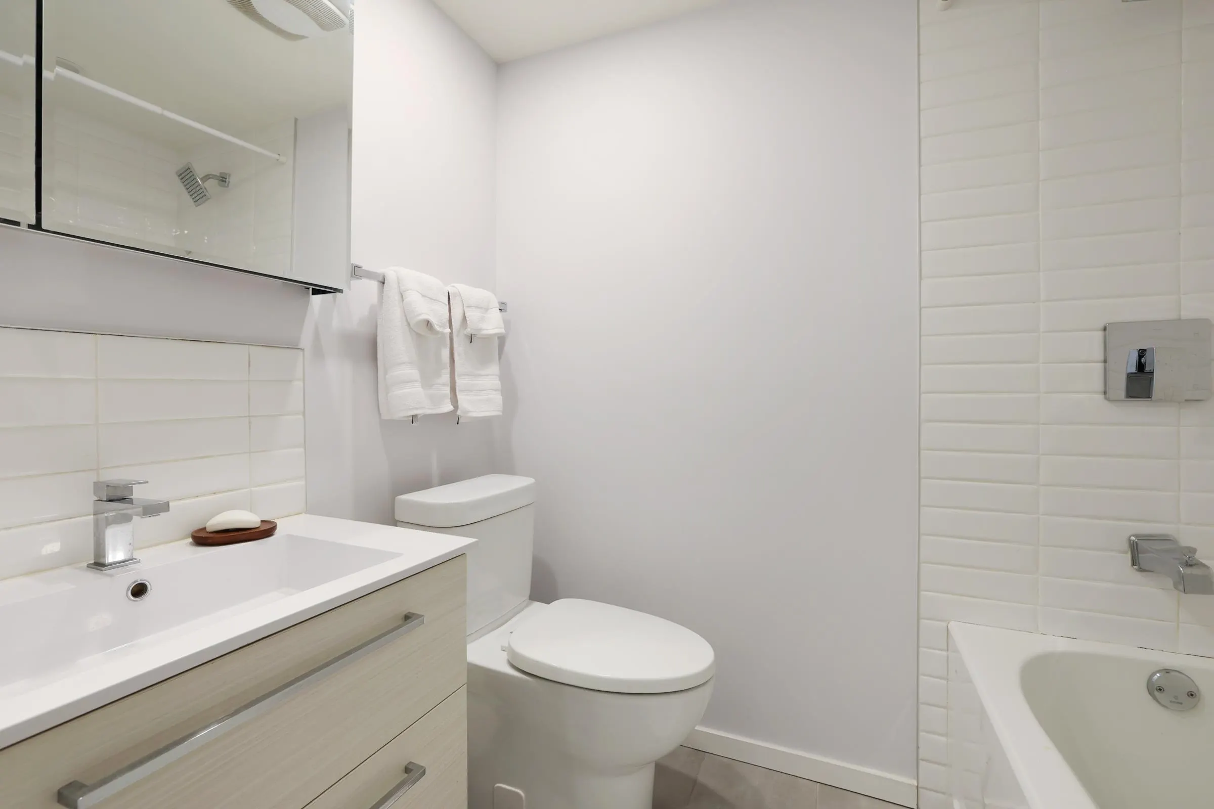 101 1933 W 5th Avenue