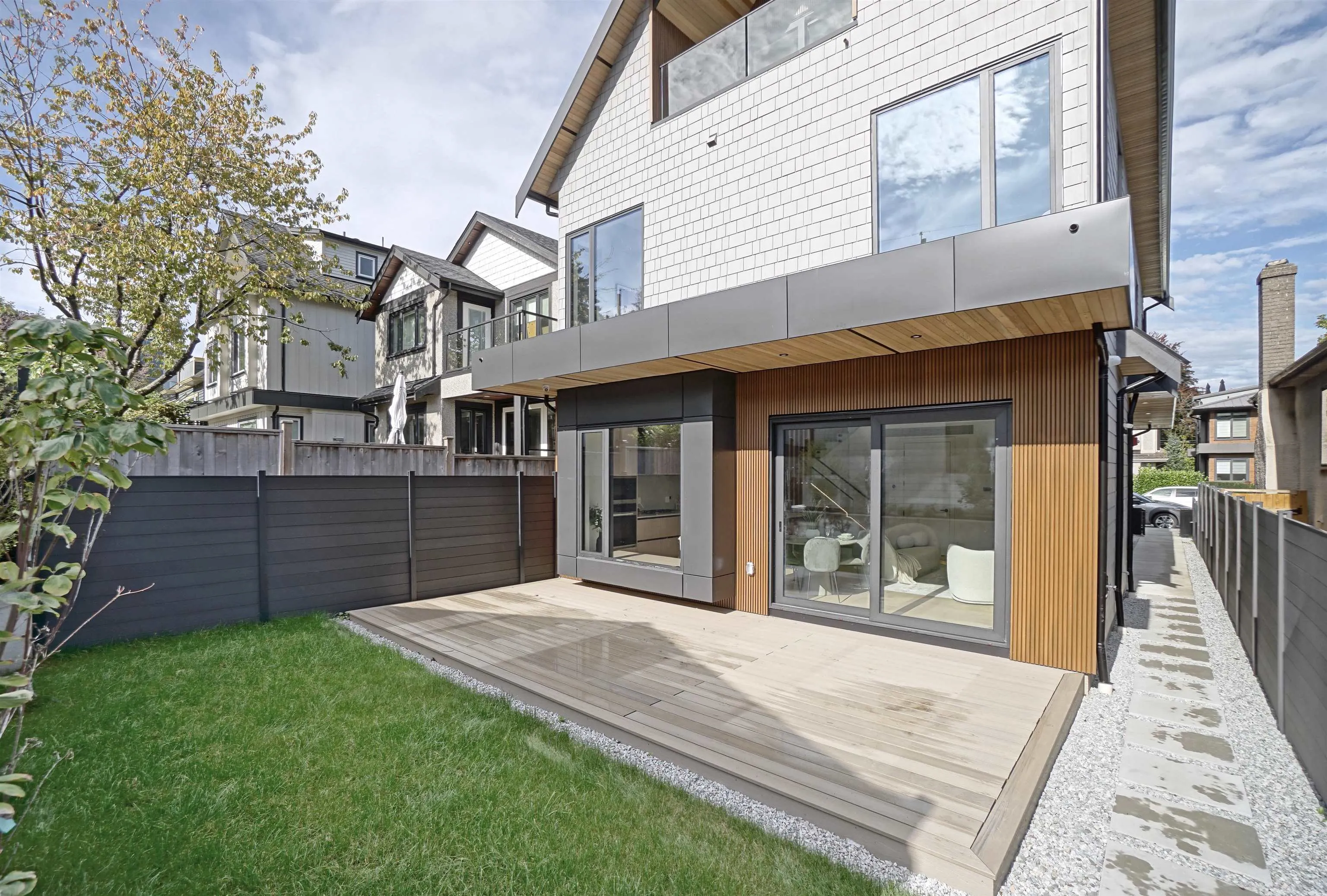 2 3460 W 14th Avenue