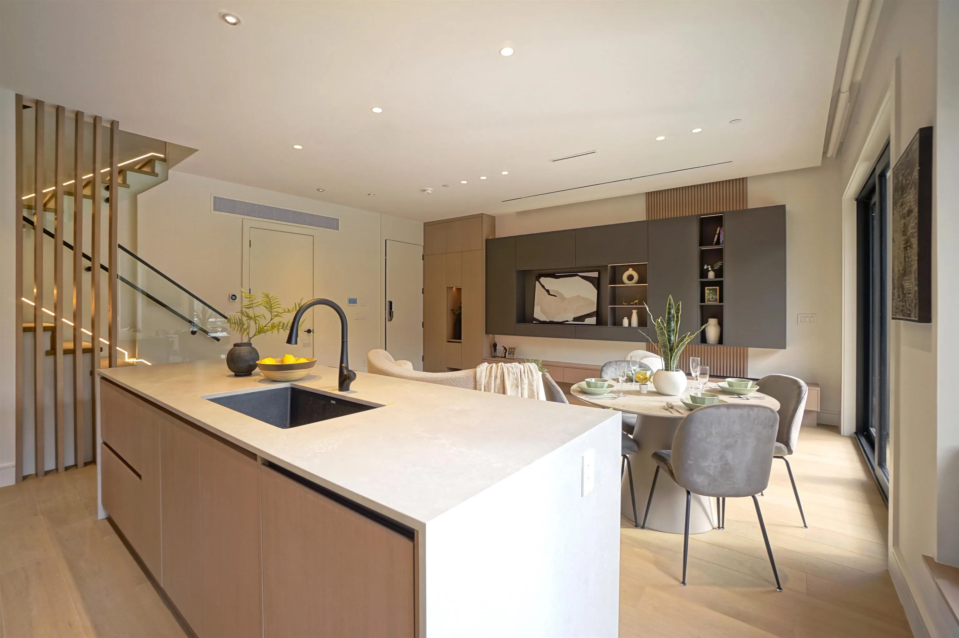 2 3460 W 14th Avenue