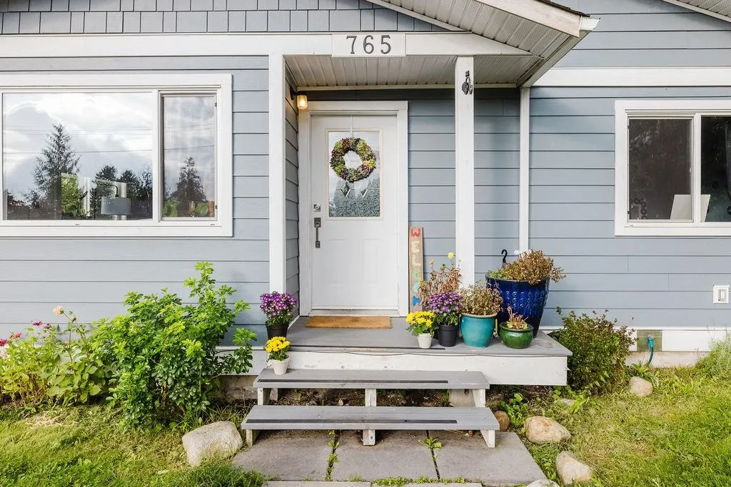 765 Cascade Crescent