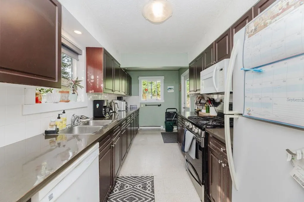 765 Cascade Crescent