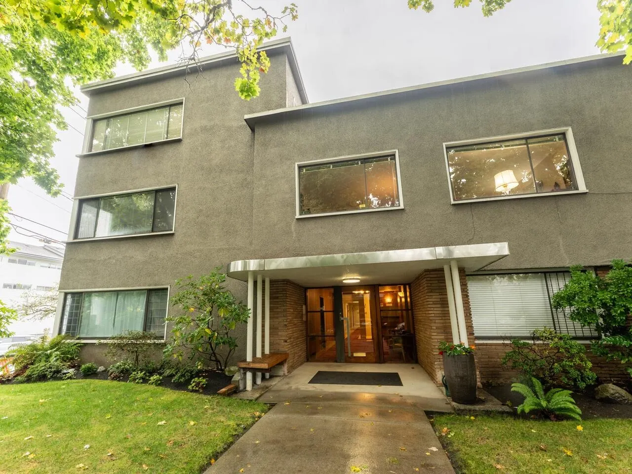 201 1695 W 10th Avenue