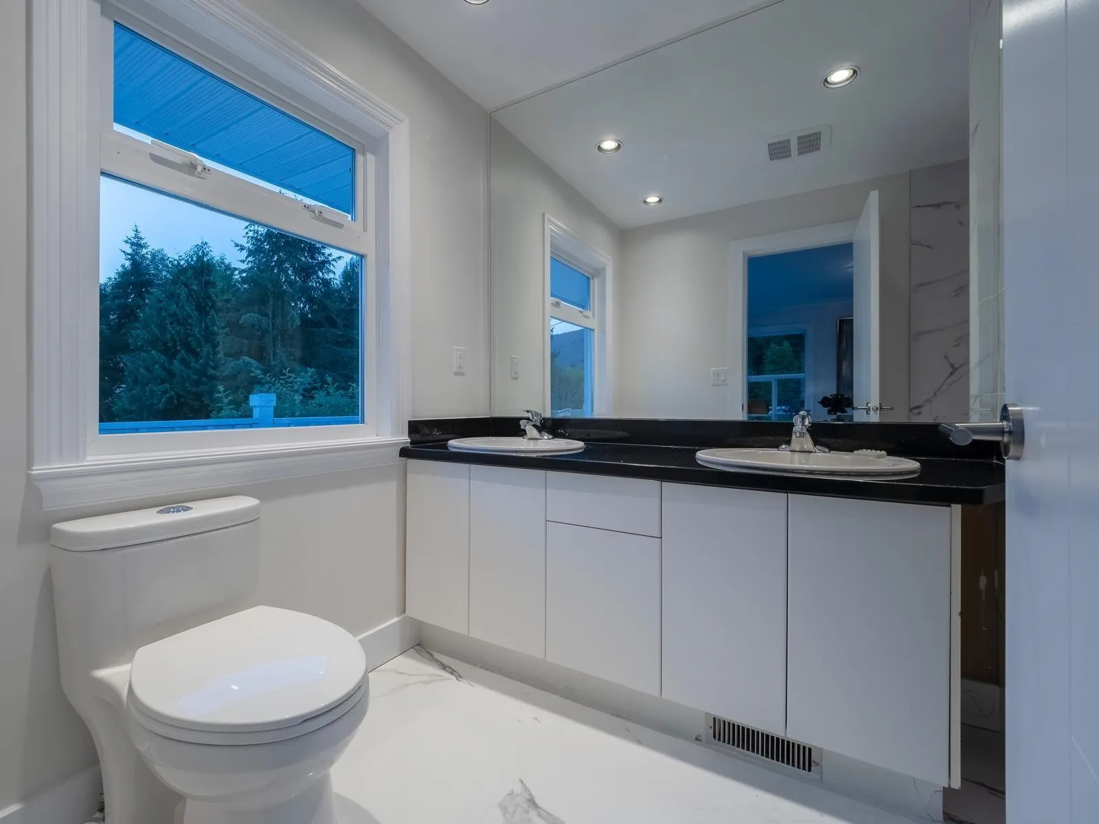 638 King Georges Way