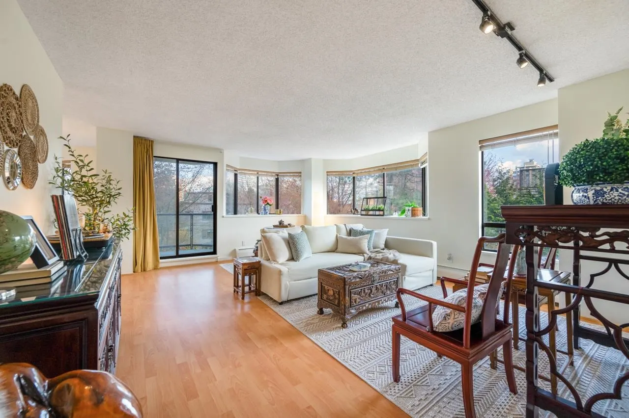 4A 1568 W 12th Avenue