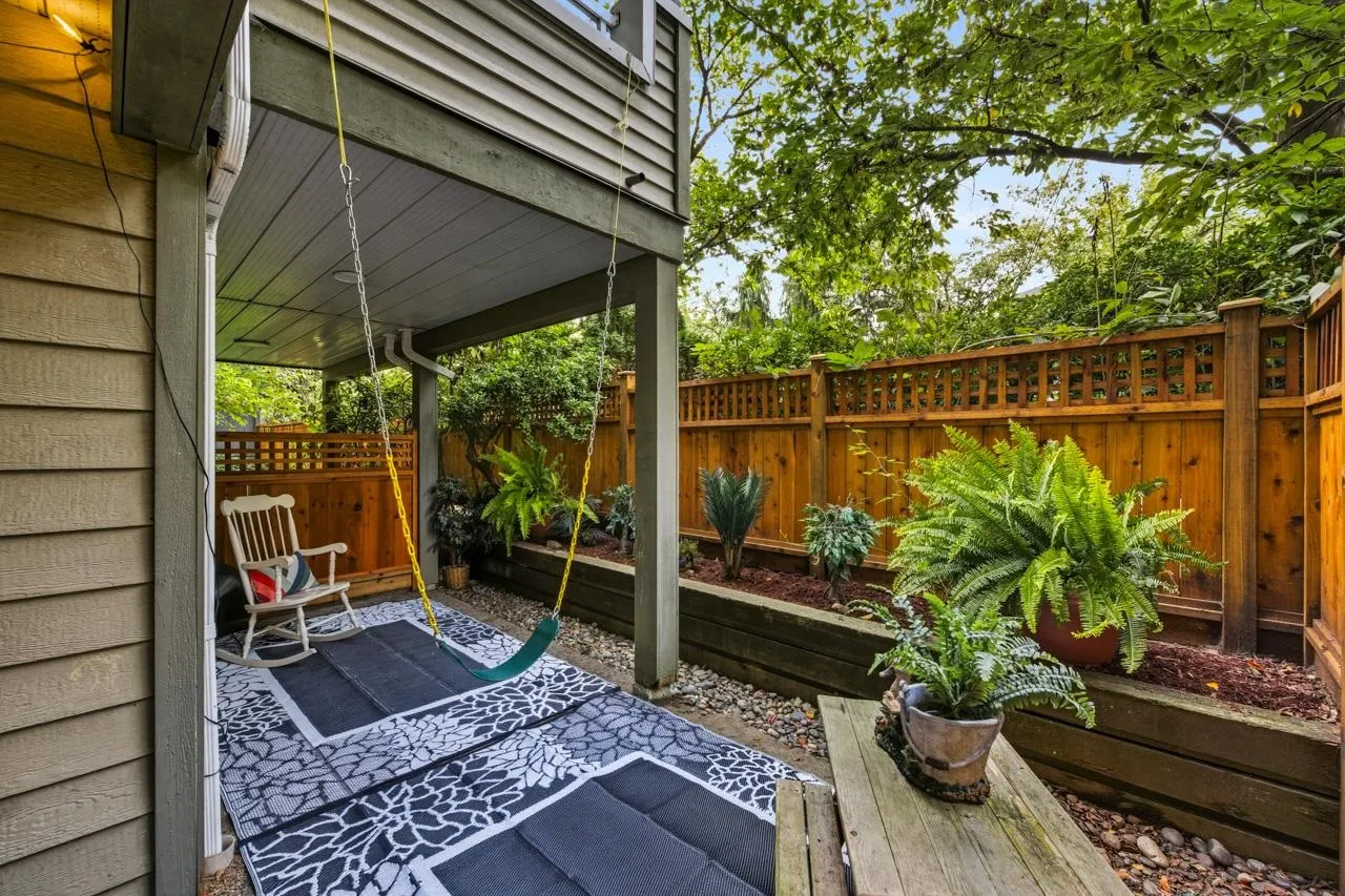 2 828 W 16th Street
