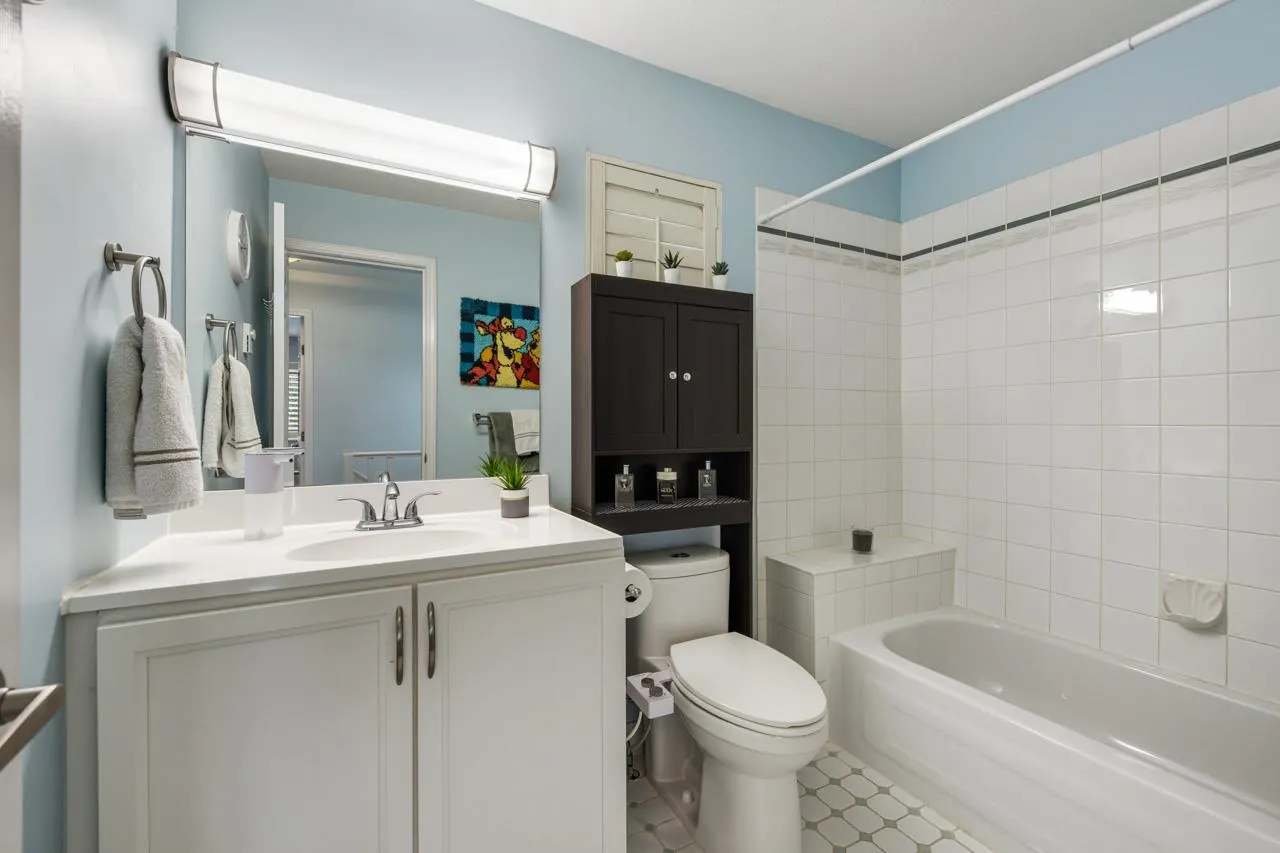 2 828 W 16th Street