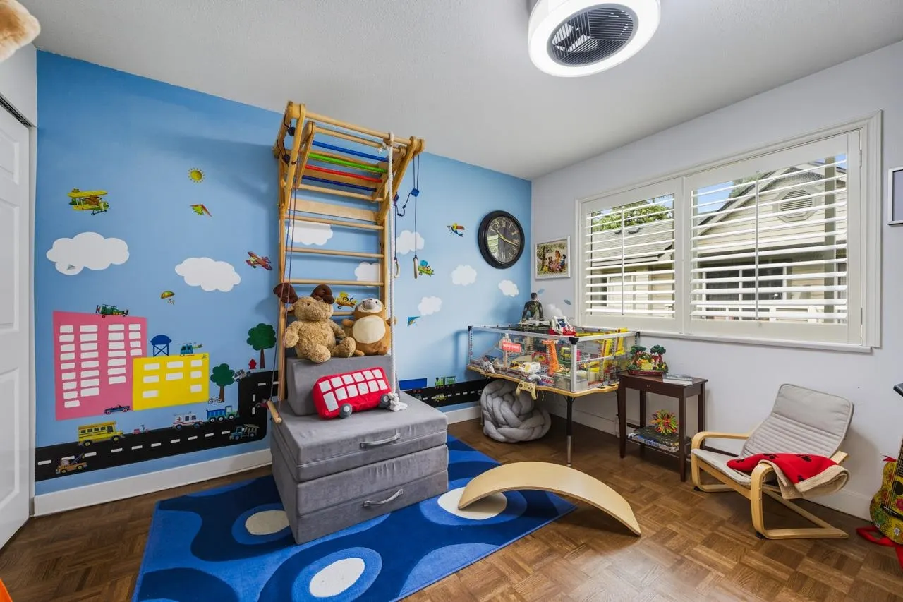 2 828 W 16th Street