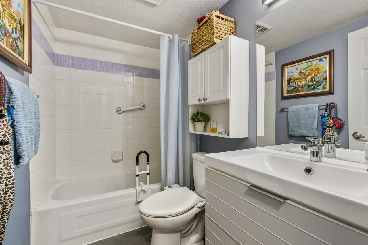 2 828 W 16th Street