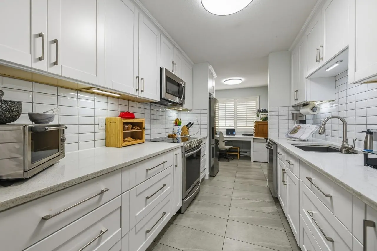 2 828 W 16th Street