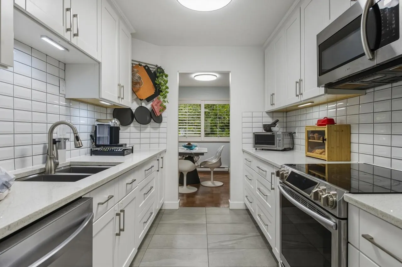 2 828 W 16th Street