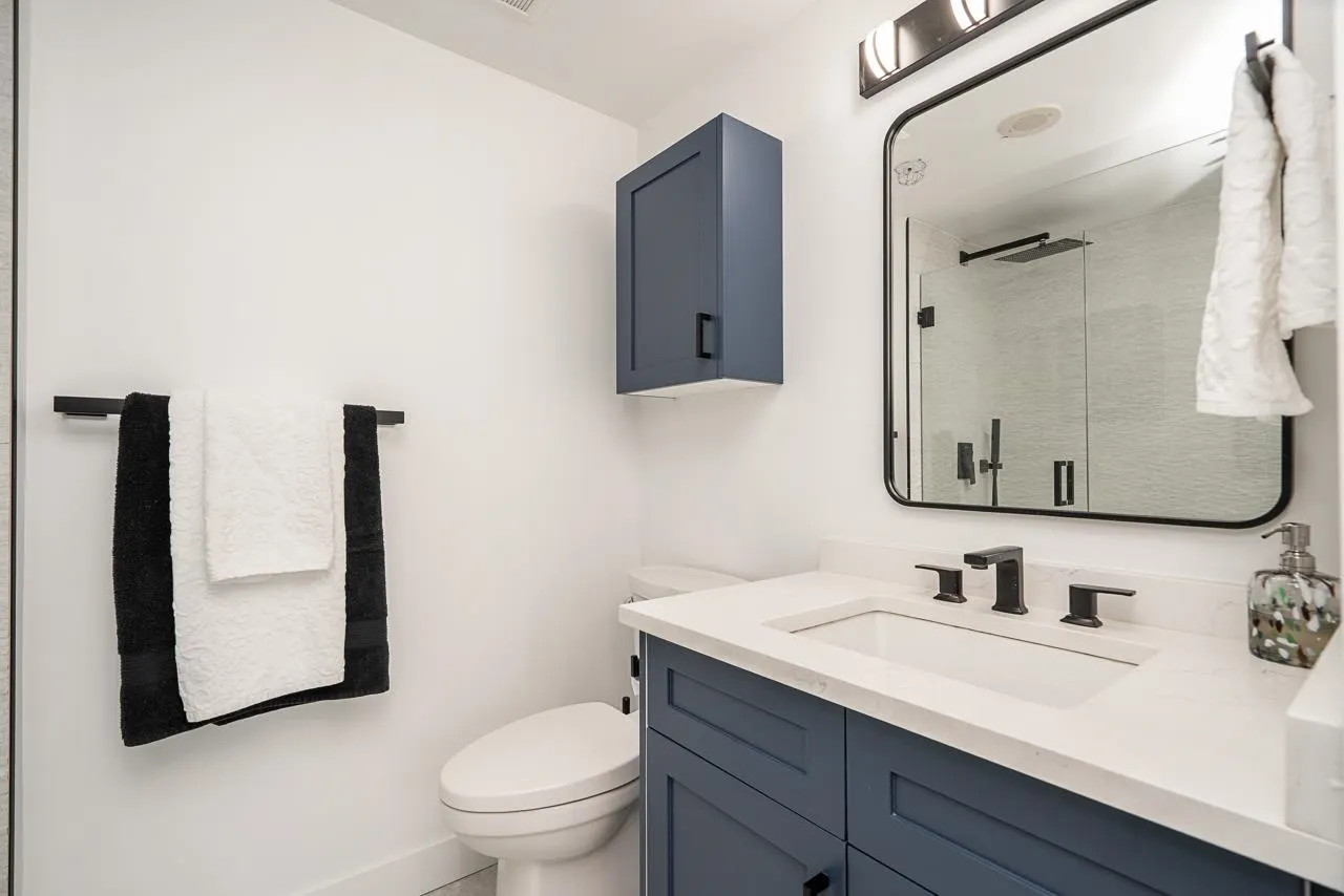 906 189 Davie Street