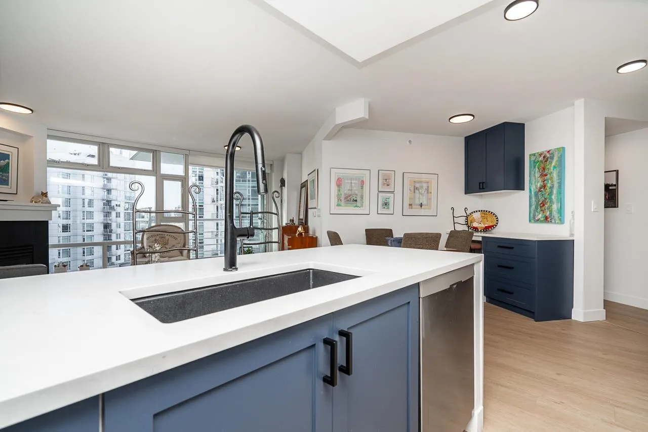 906 189 Davie Street