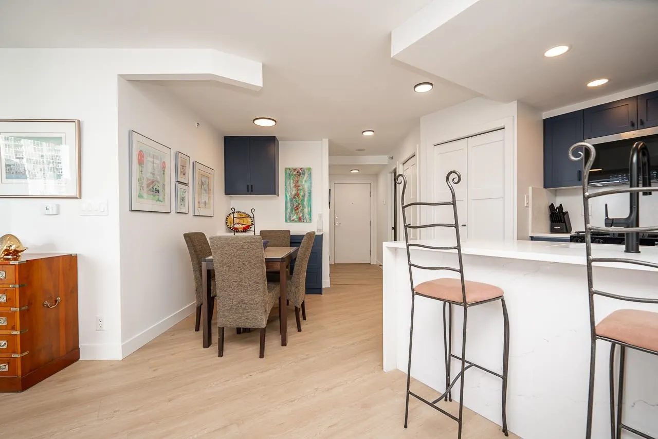 906 189 Davie Street