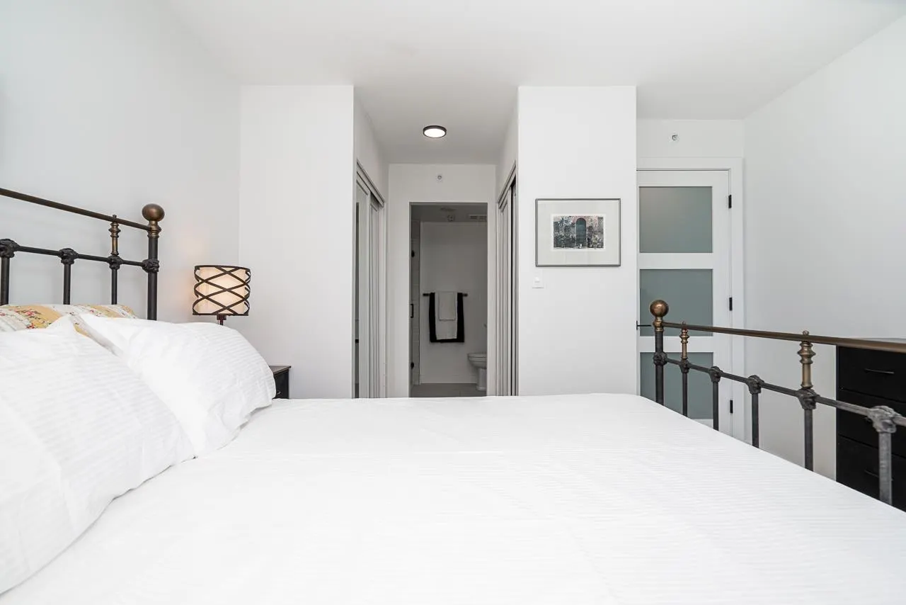 906 189 Davie Street