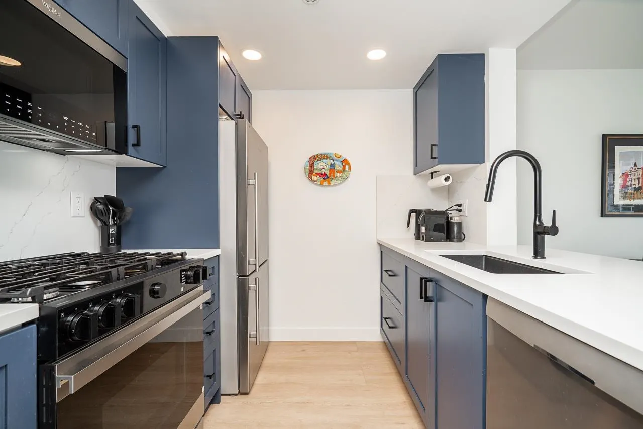 906 189 Davie Street