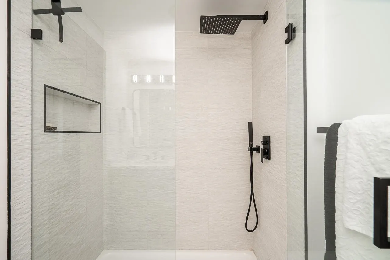 906 189 Davie Street