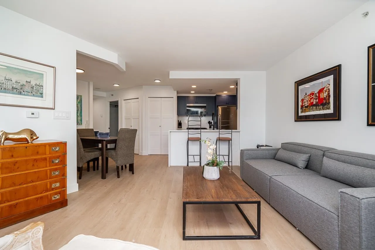 906 189 Davie Street