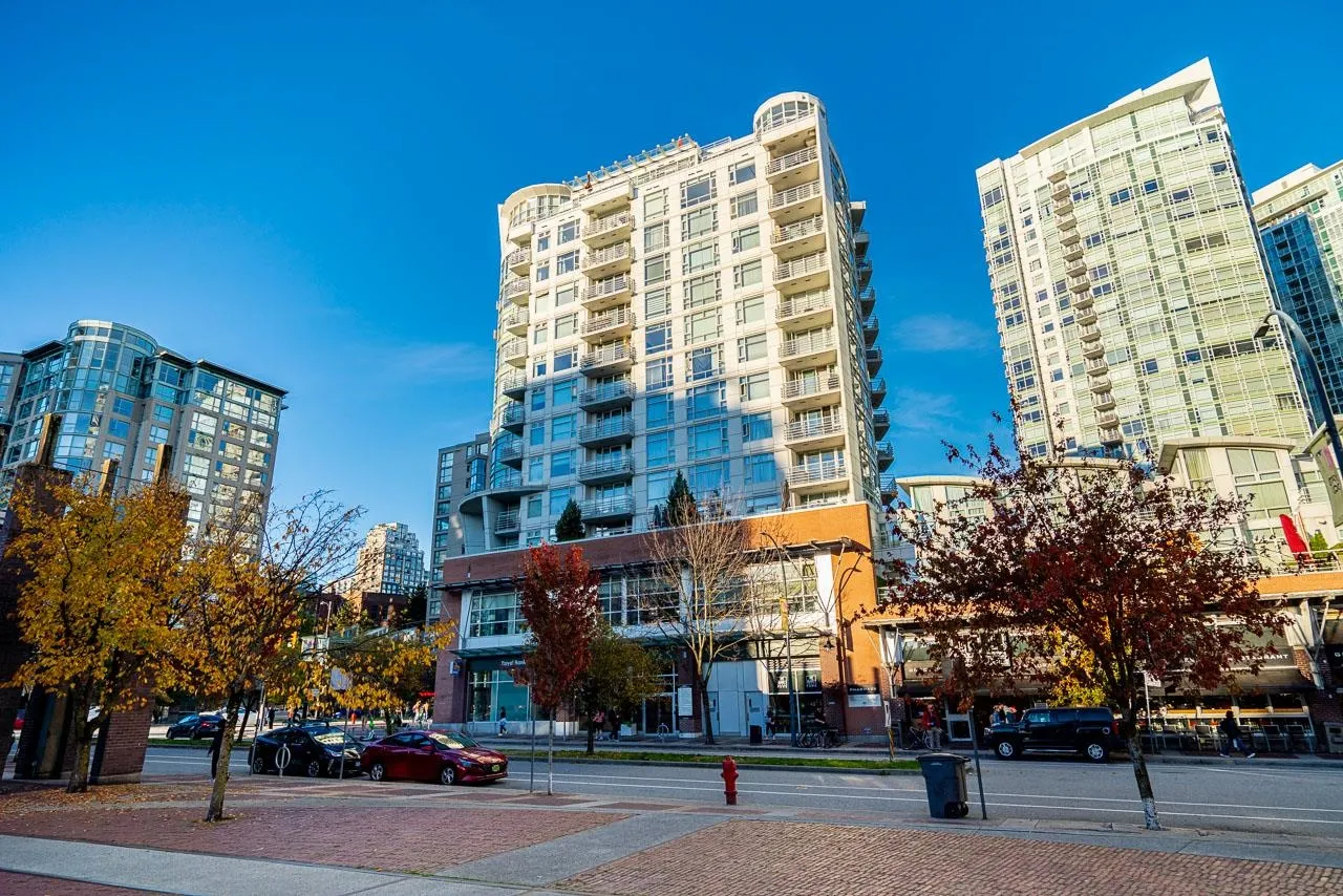 906 189 Davie Street