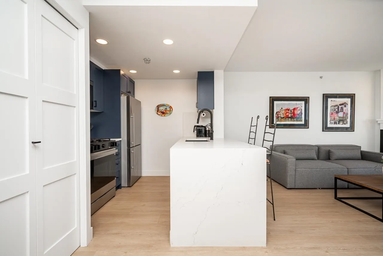 906 189 Davie Street