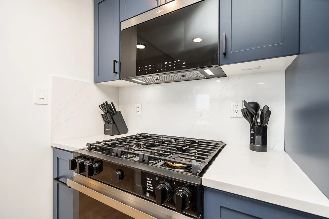 906 189 Davie Street