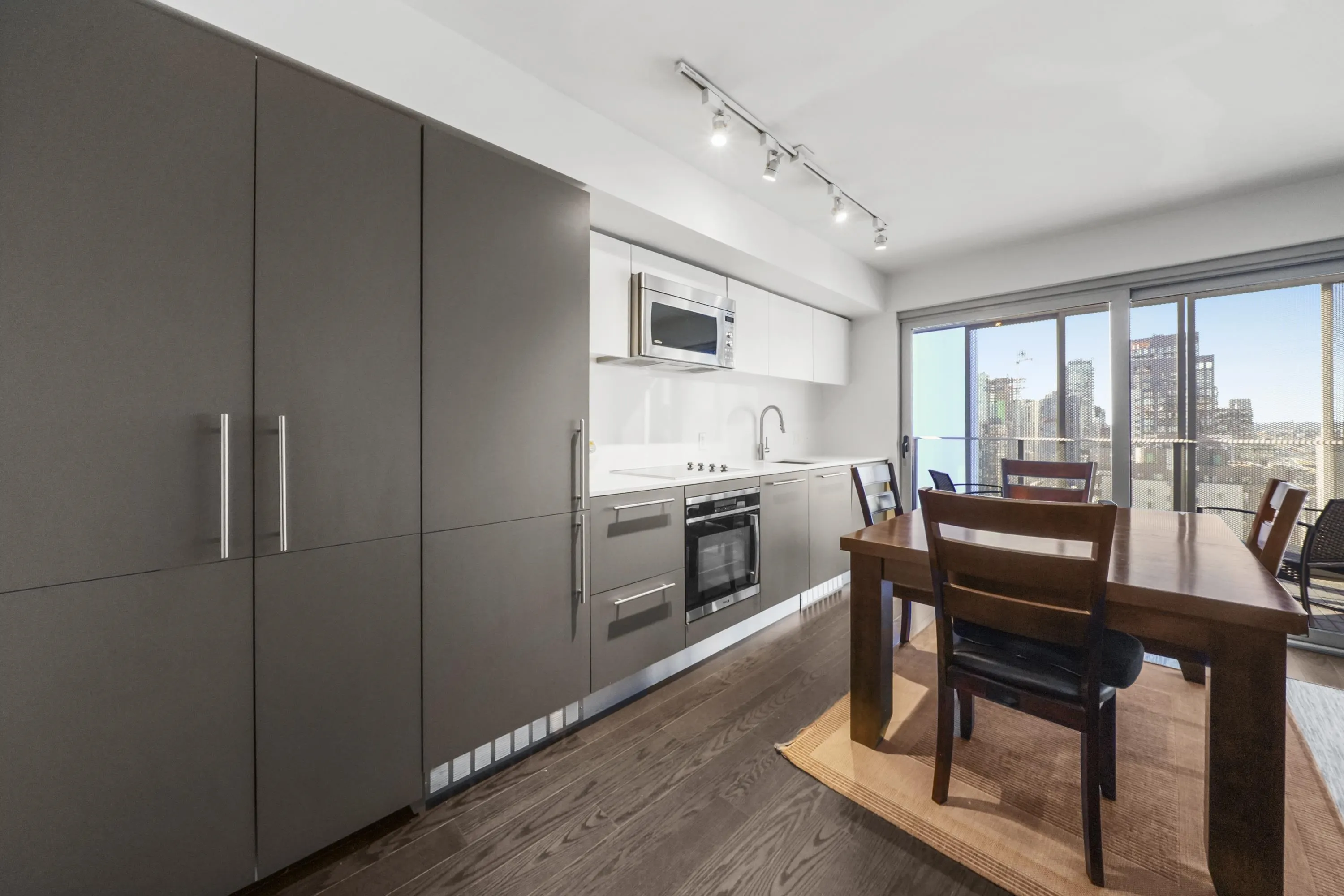 2204 999 Seymour Street