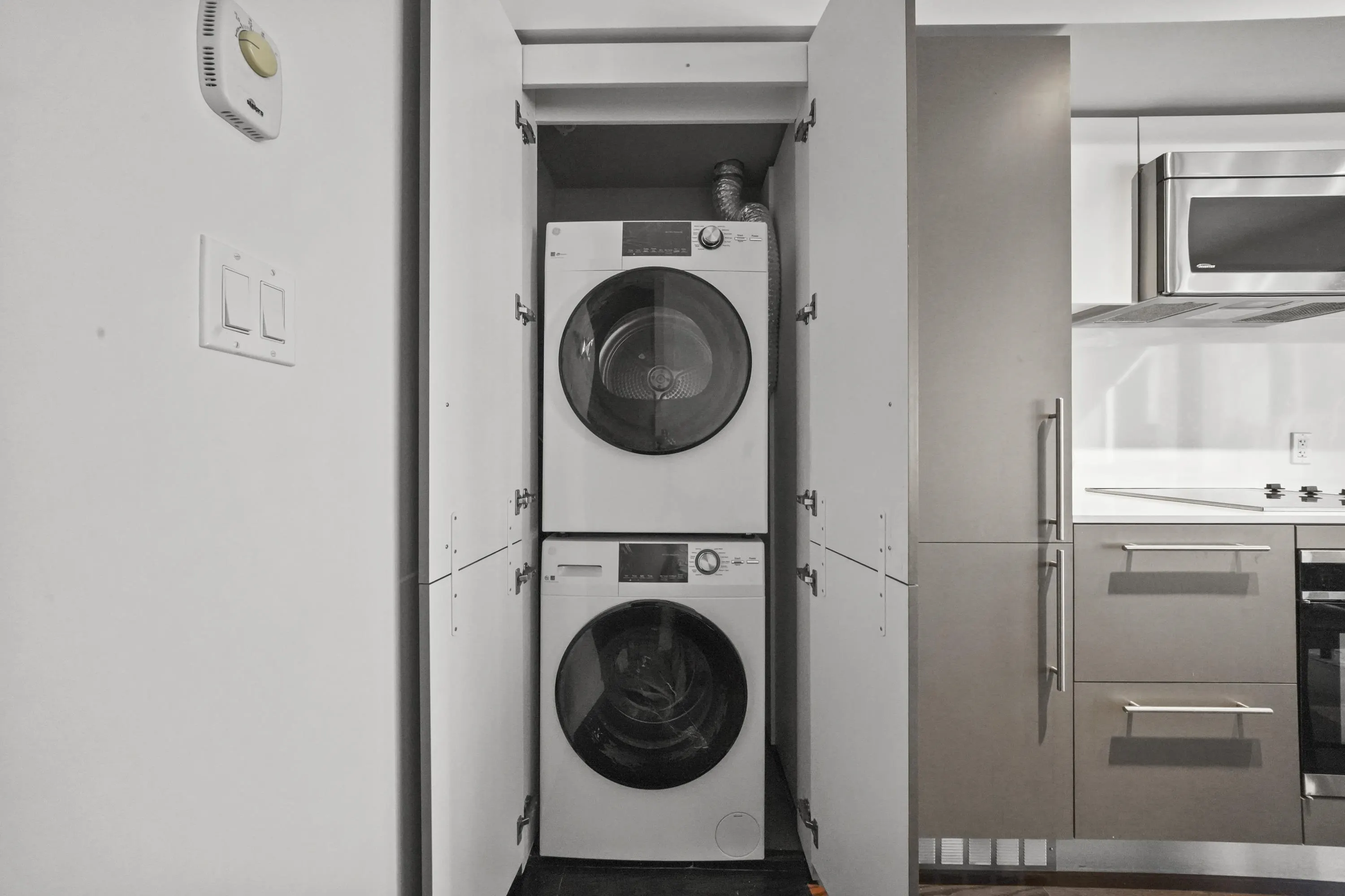 2204 999 Seymour Street