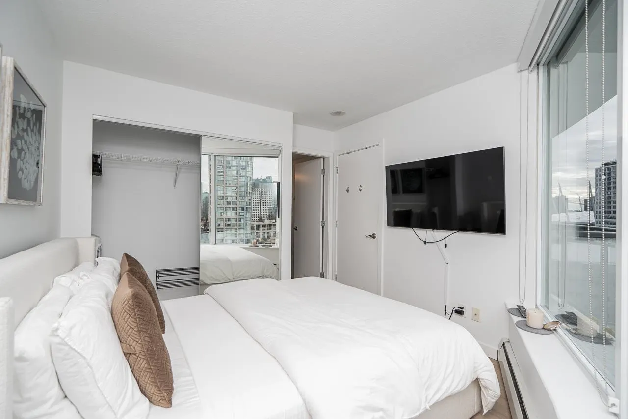 2303 58 Keefer Place