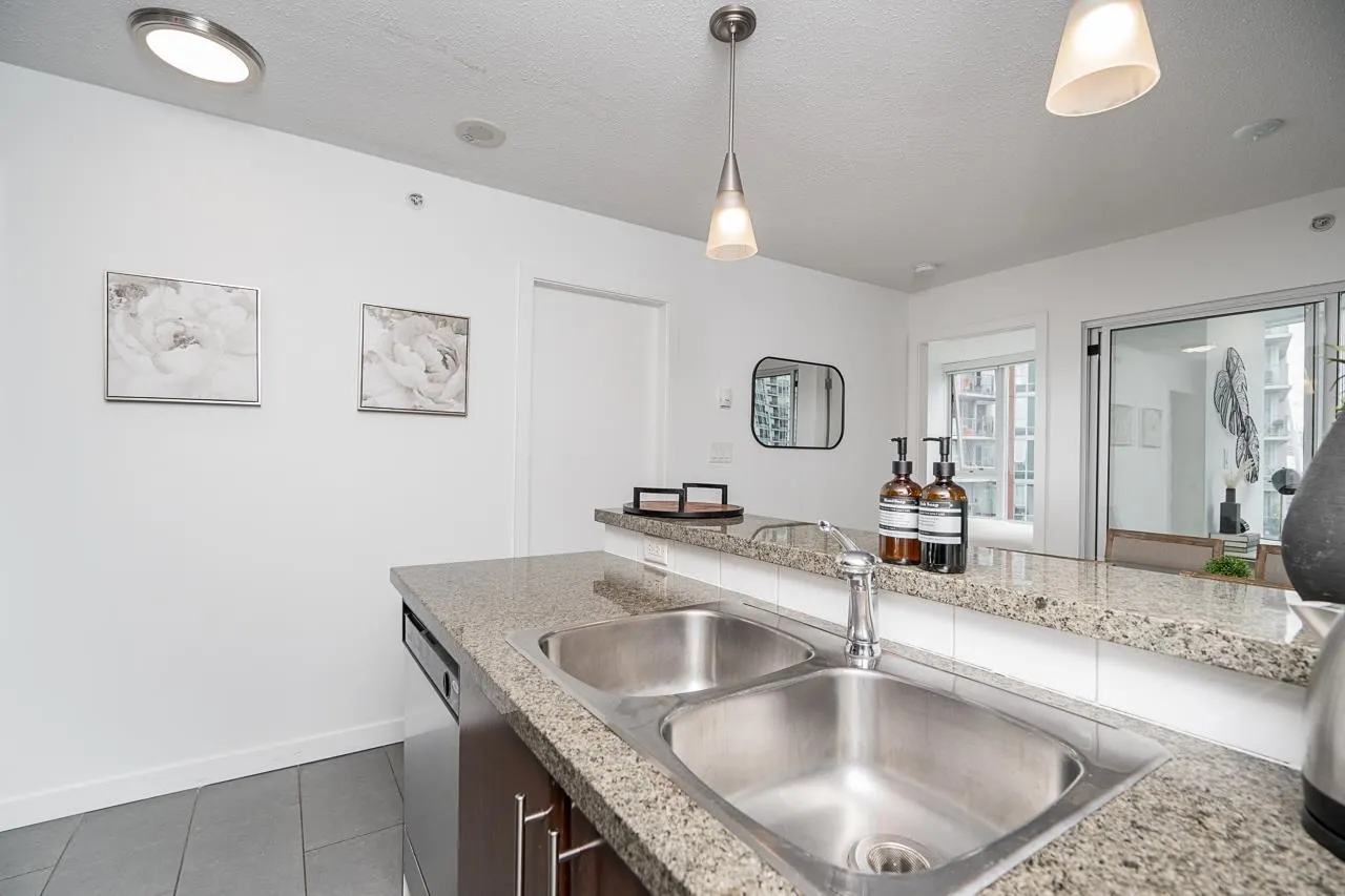 2303 58 Keefer Place