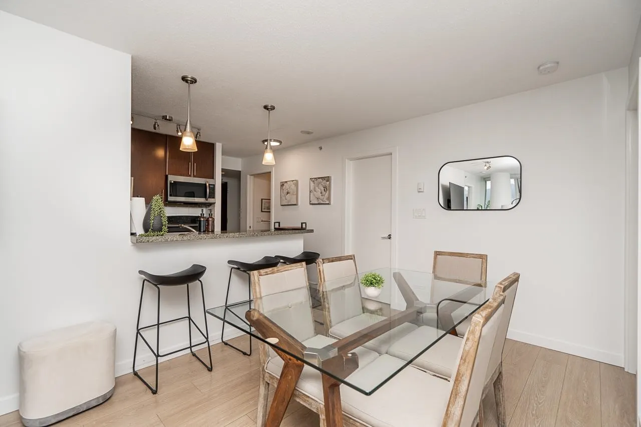 2303 58 Keefer Place
