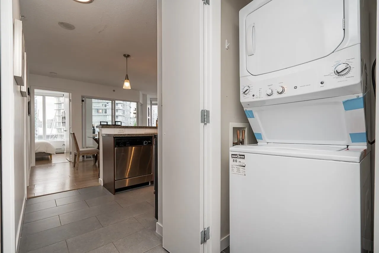 2303 58 Keefer Place