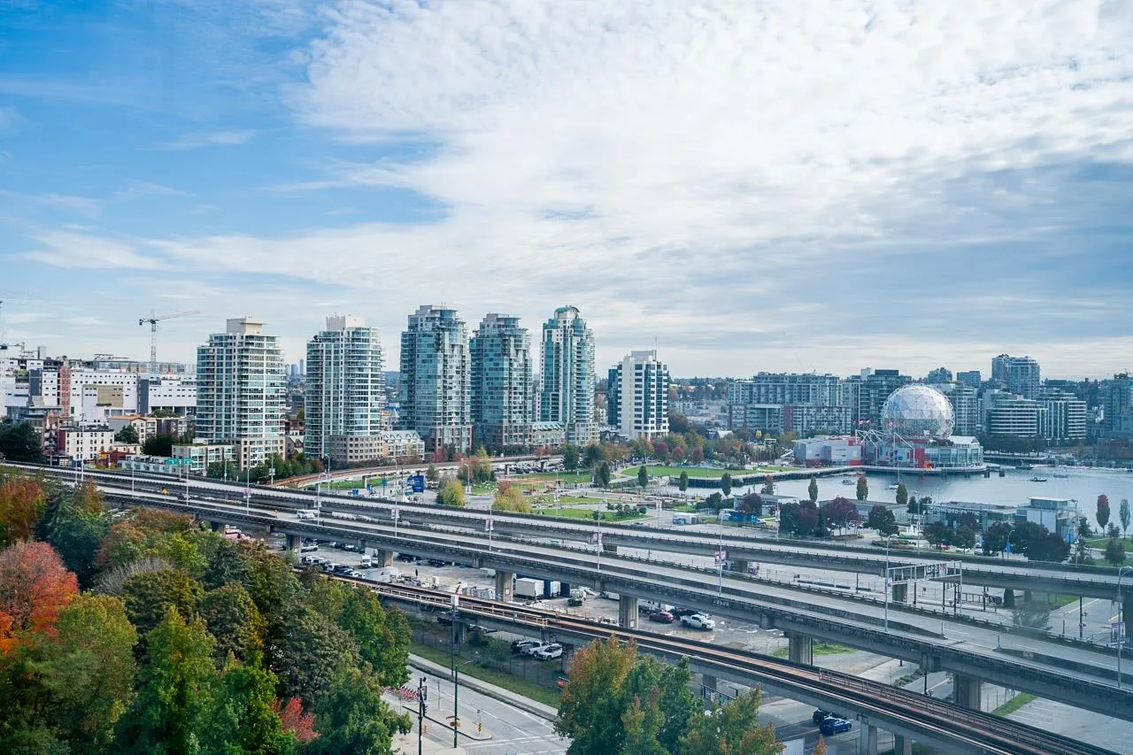 1709 688 Abbott Street