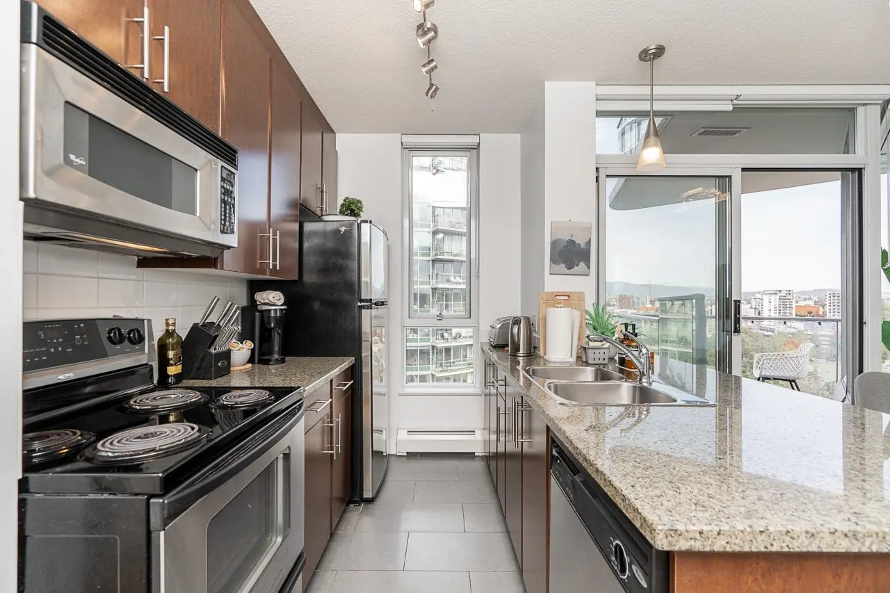 1709 688 Abbott Street