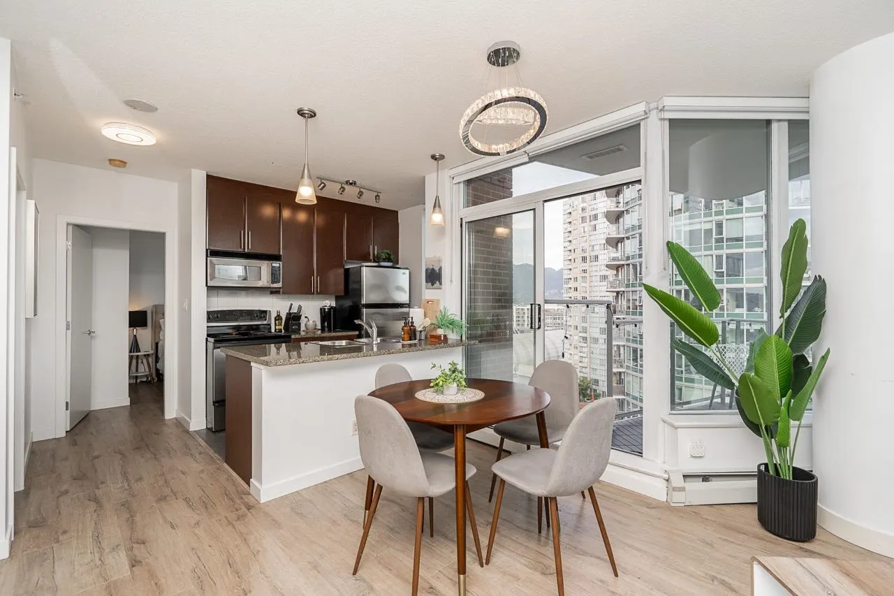 1709 688 Abbott Street