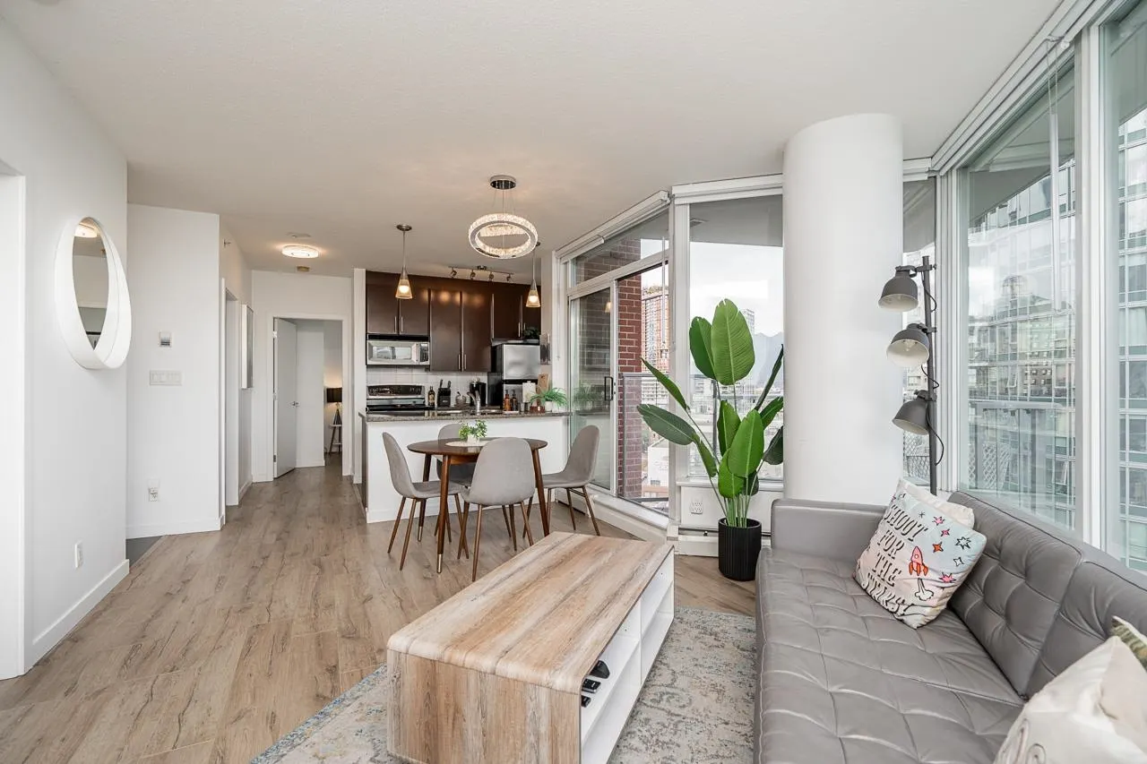 1709 688 Abbott Street