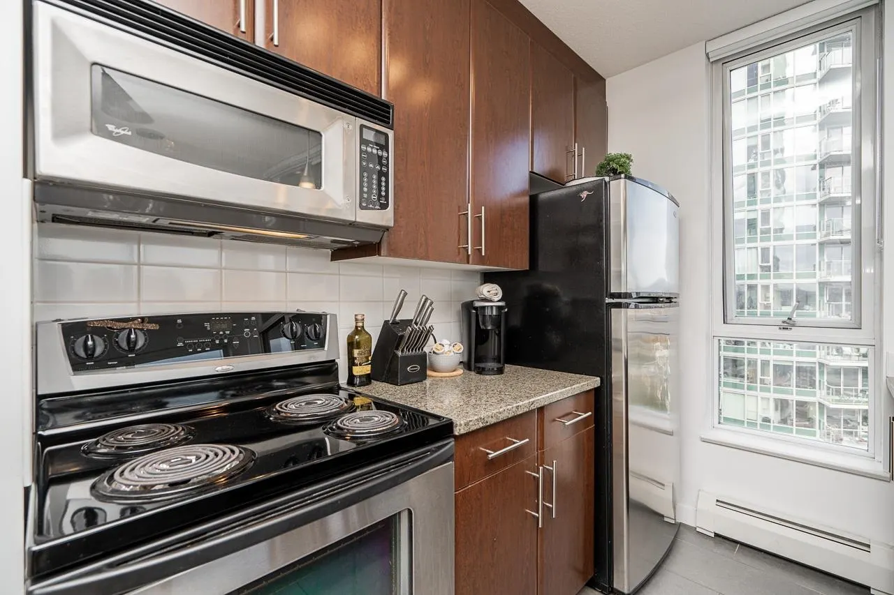 1709 688 Abbott Street