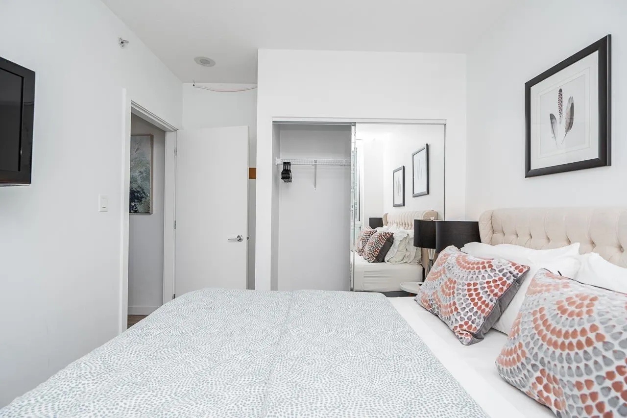 1709 688 Abbott Street