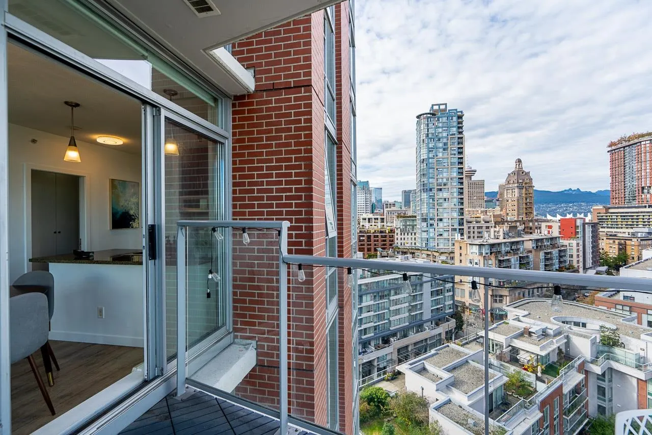 1709 688 Abbott Street