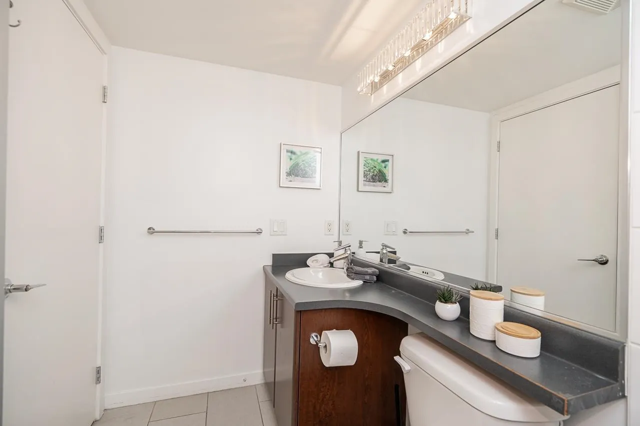 1709 688 Abbott Street