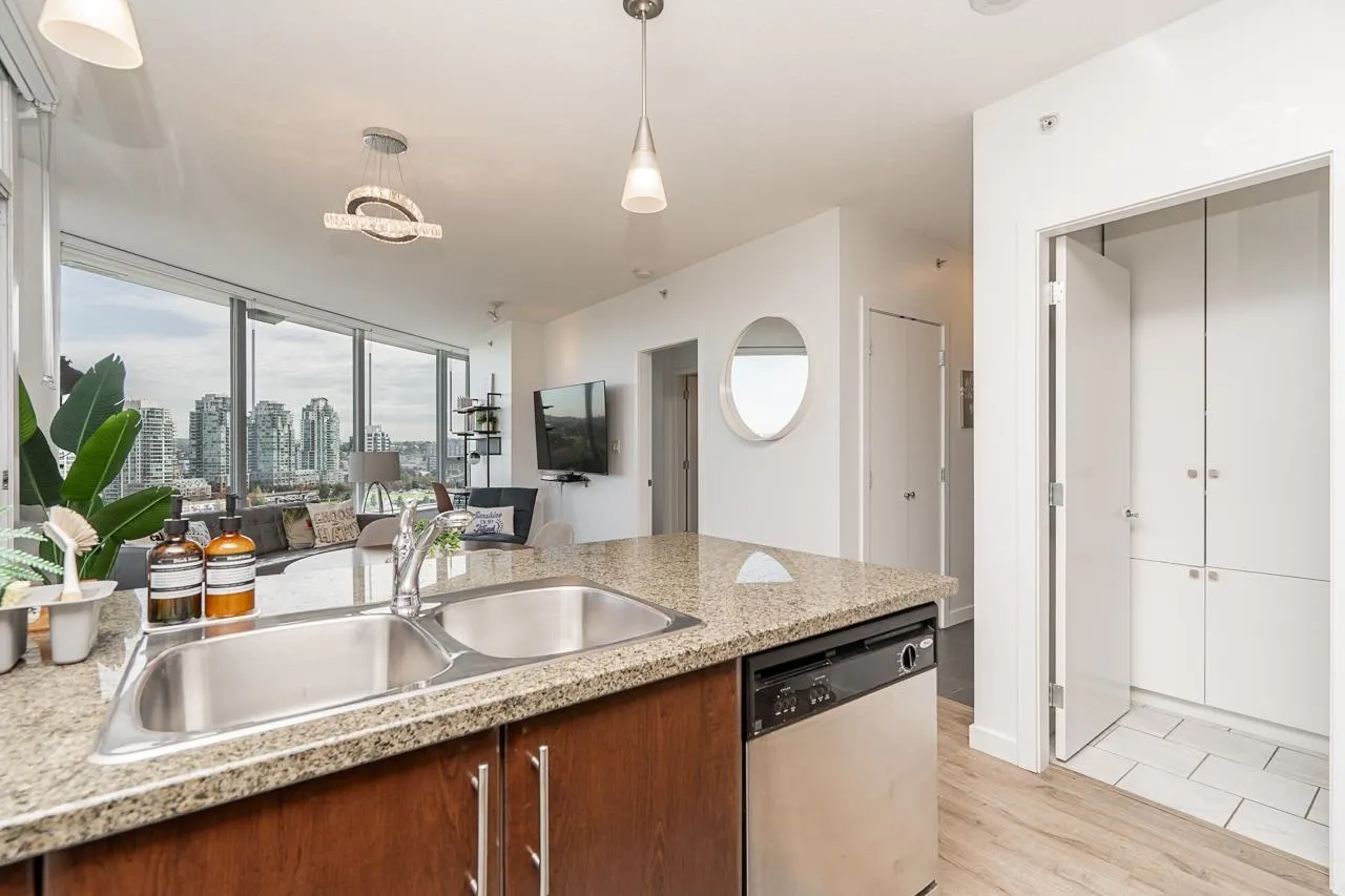 1709 688 Abbott Street