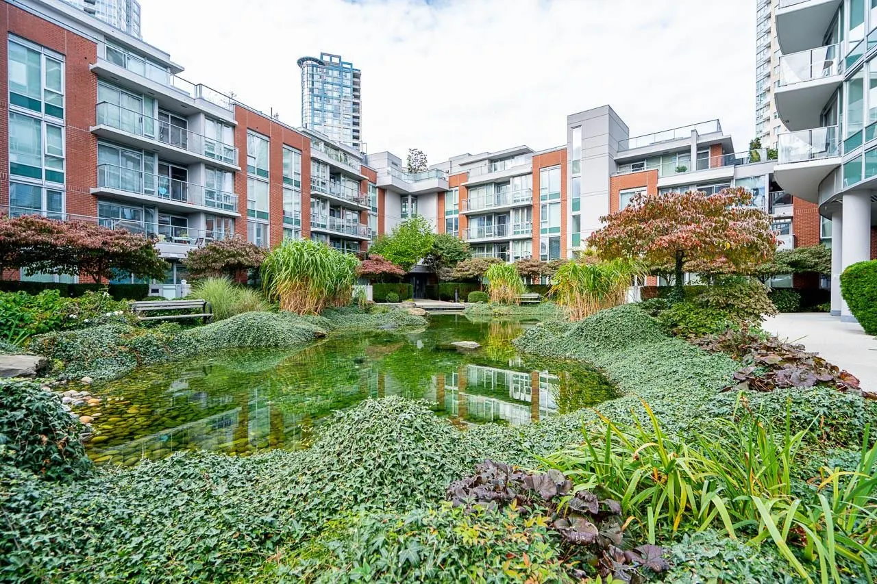 1709 688 Abbott Street